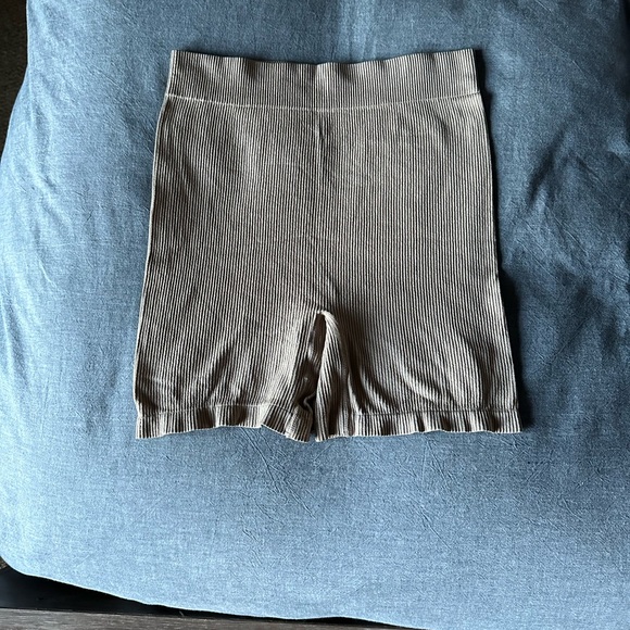 SKIMS stretch rib shorts in desert - Picture 4 of 4